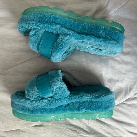 Authentic womens UGG Fluffita Platform shoe - Picture 2 of 5